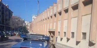 Pugno duro dei membri della Questura: al termine di una capillare attività info-investigativa condotta dagli agenti della Digos di Siracusa, nella giornata del 15 novembre scorso, sono stati arrestati cinque soggetti siracusani ed un netino per violenza privata in occasione dei disordini verificatisi a conclusione dell’incontro di calcio, tra l’ASD Città di Siracusa e la Nuova Igea Virtus, svoltosi il 13 novembre presso lo stadio Nicola De Simone di Siracusa