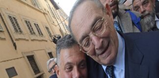 Voglio esprimere le mie rimostranze per quello che sta accadendo in questi minuti: “Impedire l’accesso al capo politico del partito che sta nascendo è molto grave… in questa aula, sono entrati tutti anche ex appartenenti alle Brigate rosse… per non parlare di quanti parlamentari al momento risultano indagati o imputati“