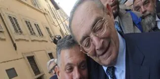 Voglio esprimere le mie rimostranze per quello che sta accadendo in questi minuti: “Impedire l’accesso al capo politico del partito che sta nascendo è molto grave… in questa aula, sono entrati tutti anche ex appartenenti alle Brigate rosse… per non parlare di quanti parlamentari al momento risultano indagati o imputati“