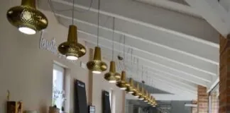 A solo otto mesi dall’apertura, Tenuta Anasita conquista il Gambero Rosso: la prestigiosa Guida Bar d’Italia 2023 premia il caseificio con caffetteria dell’imprenditore Emanuele Isgrò con tre tazzine e due chicchi, uno dei punteggi più alti di tutta la Sicilia