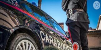 Viveva in una cantinola di pochi metri quadrati su un divano sporco, in mezzo a rifiuti di ogni tipo, confinato lì e ridotto alla fame dal fratello, che probabilmente si appropriava anche del suo reddito di cittadinanza: una storia di degrado e abbandono avvenuta a Maddaloni, nel Casertano, su cui stanno effettuando accertamenti i carabinieri della locale Compagnia