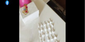 Napoli: stamattina gli #agenti del #Commissariato di #Acerra, durante un servizio di contrasto allo spaccio di sostanze stupefacenti, hanno controllato in piazza Sant’Anna angolo via Caporale un uomo e l’hanno trovato in possesso di una chiave di una porta blindata di un locale poco distante