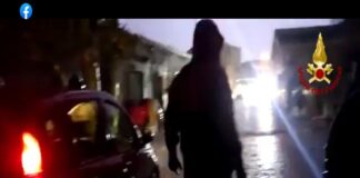 Maltempo e panico nella Sicilia orientale e soprattutto nel Messinese: crolli, frane, allagamenti e persone intrappolate nelle auto sommerse dall’acqua e perfino in un centro commerciale