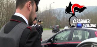 Inseguimento rocambolesco, con decine di auto danneggiate e un carabiniere che si accascia colpito da malore: è accaduto nella serata di ieri a Baiano, in provincia di Avellino, dove un giovane di 20 anni, alla guida di un’auto, non si è fermato all’alt della pattuglia dell’Arma