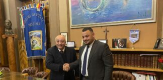 Avvocati palestinesi e colleghi messinesi insieme per garantire giusti processi, migliorare la tutela dei diritti umani, implementare le relazioni internazionali e la cooperazione nel settore giustizia, intensificare lo scambio di esperienze con una formazione forense ad hoc: sono i punti essenziali dell’accordo siglato oggi pomeriggio nella sede dell’Ordine dal presidente Domenico Santoro e dal vicepresidente del PBA (Palestinian Bar Association) Saad I. S. Saad