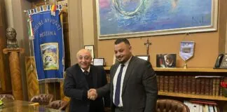 Avvocati palestinesi e colleghi messinesi insieme per garantire giusti processi, migliorare la tutela dei diritti umani, implementare le relazioni internazionali e la cooperazione nel settore giustizia, intensificare lo scambio di esperienze con una formazione forense ad hoc: sono i punti essenziali dell’accordo siglato oggi pomeriggio nella sede dell’Ordine dal presidente Domenico Santoro e dal vicepresidente del PBA (Palestinian Bar Association) Saad I. S. Saad