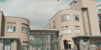 É indagato in stato di libertà, per lesioni gravissime, il compagno della nonna del bimbo di 6 anni trovato gravemente ferito a Ventimiglia la mattina del 19 dicembre scorso: l’uomo è stato a lungo interrogato mercoledì pomeriggio dal pubblico ministero