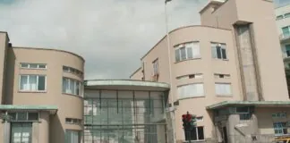 É indagato in stato di libertà, per lesioni gravissime, il compagno della nonna del bimbo di 6 anni trovato gravemente ferito a Ventimiglia la mattina del 19 dicembre scorso: l’uomo è stato a lungo interrogato mercoledì pomeriggio dal pubblico ministero