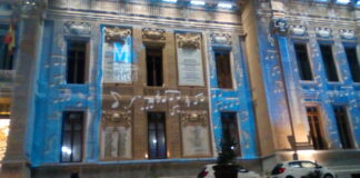 Messina: sulla facciata di Palazzo Zanca (sede del Comune)…, nella serata di oggi 25 dicembre 2022 appaiono note musicali colorate ed il Logo ‘Citta’ degli Eventi e della Musica’