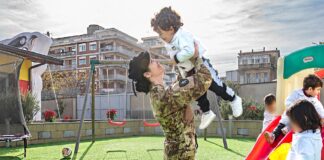 A tre anni dall’inaugurazione dell’asilo-nido “Lupetto Vittorio” i militari della Brigata “Aosta”, in vista delle prossime festività natalizie, hanno portato in dono ai piccoli frequentatori della struttura dei capi di abbigliamento