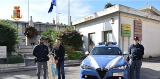 Messina: la Madonnina è tornata al suo posto…, la piccola statua della Vergine Maria, che da 60 anni era punto di riferimento per il quartiere ed i suoi residenti, è stata nuovamente collocata nella teca di via Santa Marta, sotto il ponte della ferrovia