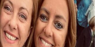 Erano sedute vicine sulle sedie in plastica nel gazebo del bar il “Posto giusto”: un nome che, a sentirlo ora, suona terribilmente beffardo