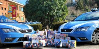 I Poliziotti della Squadra Mobile di Vibo Valentia, unitamente a personale della Squadra di Polizia Giudiziaria di Serra San Bruno, al nucleo Regionale artificieri della Questura di Catanzaro e all’unità antiesplosivo della Polizia di Stato, procedevano ad effettuare delle perquisizioni a Serra San Bruno (VV), rinvenendo oltre un quintale di artifizi pirotecnici nascosti nel garage pertinenziale all’abitazione di un uomo ivi residente, privo di qualsivoglia licenza