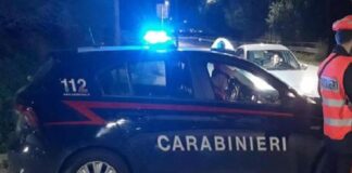 Un uomo, Antonio Portelli, 47 anni, è stato arrestato in quasi flagranza di reato, per aver ferito nella serata di sabato 10 dicembre 2022 con colpi d’arma da fuoco, una quarantenne sua vicina di casa al villaggio dei Fiori di Licata, nell’agrigentino