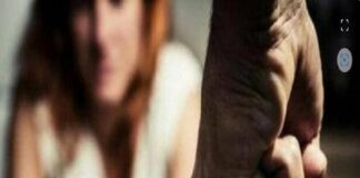 Avrebbe attirato una ragazzina di 15 anni fuori da un locale con la scusa delle sigarette, solo per completare il suo piano perverso: attirarla in una stradina buia e spingerla in un garage per violentarla, dopo averle dato un pugno in faccia e sbattuto la testa a terra