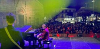 I grandi nomi della musica siciliana si esibiranno a Messina per festeggiare insieme col pubblico l’addio alla pandemia: giovedì 22 e venerdì 23 piazza Duomo ospiterà “Viene Natale… finalmente vicini” con l’intento di celebrare il ritorno alla normalità in vista delle festività, lontani del distanziamento sociale e dalle restrizioni, richiamando l’omonima canzone, scritta nel 2020 in pieno covid e appena tornata in radio, e che per la prima volta sarà eseguita dal vivo dai 40 bambini del coro interscolastico Vincenzo Bellini e alcuni degli ospiti