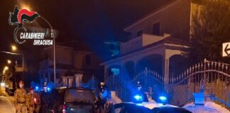 I carabinieri di Carlentini hanno arrestato un 34enne per maltrattamenti contro familiari e lesioni personali: la vittima è la madre, che, secondo la tesi dei militari, sarebbe stata al centro di altri violenti pestaggi da parte del figlio