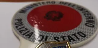 Nelle ore scorse…, gli agenti della Squadra Mobile di Trapani e del Commissariato di P.S. di Marsala hanno dato esecuzione ad un’ordinanza di custodia cautelare, emessa dal Giudice per le Indagini Preliminari del Tribunale di sede, su richiesta dei magistrati della locale Procura della Repubblica, che ha disposto gli arresti domiciliari con braccialetto elettronico, nei confronti di due soggetti ritenuti responsabili di truffe commesse nella località lilibetana, ai danni di tre persone anziane