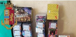 Stamattina gli #agenti del #Commissariato #Scampia hanno effettuato un controllo in via Fratelli Cervi presso una cantina in uso ad una persona dove, con il supporto di personale del #Nucleo #Artificieri dell’Ufficio #Prevenzione #Generale, hanno sequestrato 27 batterie pirotecniche di categoria F2, con oltre 14 kg di massa attiva, e 60 ordigni in plastica dura, con 6 kg di massa attiva, accertando, altresì, che gli stessi fossero privi di qualsivoglia requisito di Conformità Europea