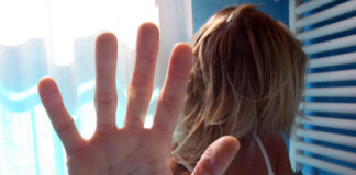 Ragazza aggredita, molestatore messo in fuga dal padre