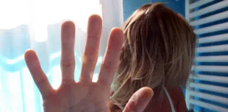 Ragazza aggredita, molestatore messo in fuga dal padre