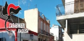 I carabinieri di Comiso hanno arrestato un 53enne che dopo aver molestato i clienti di un ristorante ha picchiato i militari intervenuti per placarlo