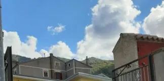 Tre persone col viso coperto entrano in una pizzeria in Via Cavalleggeri d’Aosta, intorno alle 22: tra le mani di due di loro rispettivamente una pistola e un coltello… puntano al titolare e all’incasso… sembrano molto giovani e la vittima reagisce