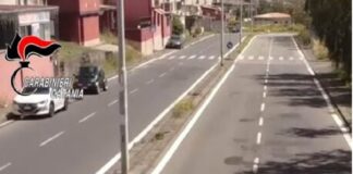 Un uomo di 35 anni è stato arrestato a Catania dai carabinieri, ai quali si è consegnato dopo essere evaso dall’abitazione degli zii dove scontava i domiciliari: dopo aver litigato coi parenti ha buttato dalla finestra il loro cagnolino, che è rimasto ferito