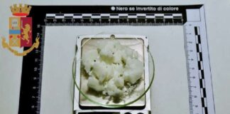 La droga, circa 14 grammi di cocaina, è stata rinvenuta sotto il sedile posteriore dell’auto su cui viaggiavano: in quattro, a bordo di un’auto proveniente da Messina, sono stati individuati nei pressi dei caselli autostradali di Barcellona P.G. lungo la A20, nel corso di specifici servizi antidroga condotti dai Poliziotti del Commissariato di Milazzo