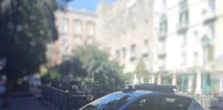 Stanotte gli #agenti del #Commissariato #Decumani, durante un servizio di contrasto allo spaccio di sostanze stupefacenti, nel transitare in piazza Bellini hanno notato due uomini confabulare con una persona che si è allontanata frettolosamente