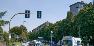 Una pensionata di 73 anni, Carla Viganò, ha perso la vita questa mattina a Casatenovo, centro della Brianza in provincia di Lecco, dopo essere stata travolta da un mezzo pesante mentre stava accompagnando a scuola il nipotino