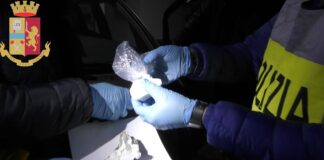 Nelle prime ore del mattino, i Poliziotti dei Commissariati di P.S. di Sant’Agata Militello e di Capo d’Orlando hanno eseguito tre misure cautelari degli arresti domiciliari ed una quarta dell’obbligo di dimora nei confronti di soggetti gravemente indiziati di vari delitti legati al traffico di stupefacenti