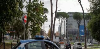 È giallo a Roma, nel quartiere Monteverde, dove una donna è stata trovata priva di vita questa mattina nell’androne di un palazzo: la vittima, non ancora identificata dalle forze dell’ordine, avrebbe tra i 30 e i 40 anni
