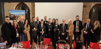 L’Associazione Italiana Sommelier, sezione di Taormina e il Comune di Roccalumera hanno inteso iniziare l’anno nuovo all’insegna della cultura e del buon bere: non si è infatti ancora spenta l’eco della riuscitissima degustazione, che si è tenuta nel tardo pomeriggio di domenica 8 gennaio presso la suggestiva location dell’Antica Filanda sita sulla centralissima Via Nazionale, denominata “Racconti di… Vino in Versi per Salvatore Quasimodo”, momento clou di un vero e proprio convegno eno-letterario con annessa masterclass