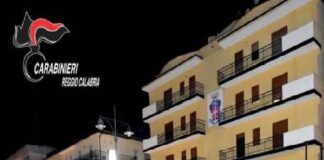 Avrebbero costretto una trentenne, loro figlia e sorella, affetta da un lieve deficit cognitivo, a subire per anni pesanti ingiurie e minacce, aggressioni fisiche gratuite, costringendola, inoltre, a vivere in una stanza degradata, umida, priva di pavimento e con una serranda rotta