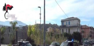 Nelle prime ore della mattinata, a Terme Vigliatore, i Carabinieri della Compagnia di Barcellona Pozzo di Gotto e della Stazione di Terme Vigliatore, con l’ausilio delle unità cinofile del Nucleo CC di Catania, hanno eseguito un’ordinanza di custodia cautelare nei confronti di 4 persone del posto, già note alle forze dell’ordine, di età compresa tra i 28 e i 47 anni, ritenute responsabili di detenzione illecita e vendita al dettaglio di sostanze stupefacenti in concorso