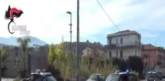 Nelle prime ore della mattinata, a Terme Vigliatore, i Carabinieri della Compagnia di Barcellona Pozzo di Gotto e della Stazione di Terme Vigliatore, con l’ausilio delle unità cinofile del Nucleo CC di Catania, hanno eseguito un’ordinanza di custodia cautelare nei confronti di 4 persone del posto, già note alle forze dell’ordine, di età compresa tra i 28 e i 47 anni, ritenute responsabili di detenzione illecita e vendita al dettaglio di sostanze stupefacenti in concorso