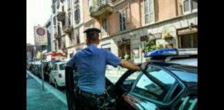 Avrebbe bussato alla porta dell’appartamento in cui viveva l’ex-compagna, alla vigilia di Natale: e dopo una breve discussione, l’avrebbe accoltellata più volte con un paio di forbici davanti ai loro figli, riducendola in fin di vita