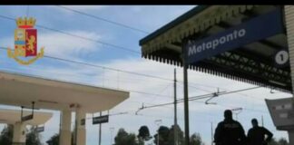 Gli agenti della #Polizia #Ferroviaria di #Metaponto hanno tratto in arresto un 28enne della Repubblica del Gambia, con precedenti di #Polizia e irregolare sul territorio nazionale, per detenzione di sostanza stupefacente ai fini di spaccio