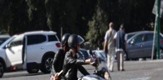 Venerdì pomeriggio i #Falchi della #Squadra #Mobile sono intervenuti in corso IV Novembre per una segnalazione di una truffa in corso ai danni di un anziano: in particolare l’uomo, spacciandosi per il nipote, aveva contattato telefonicamente l’anziano chiedendogli di versare una somma di denaro ad un corriere che a breve sarebbe arrivato per consegnargli un pacco