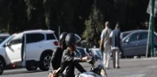 Venerdì pomeriggio i #Falchi della #Squadra #Mobile sono intervenuti in corso IV Novembre per una segnalazione di una truffa in corso ai danni di un anziano: in particolare l’uomo, spacciandosi per il nipote, aveva contattato telefonicamente l’anziano chiedendogli di versare una somma di denaro ad un corriere che a breve sarebbe arrivato per consegnargli un pacco