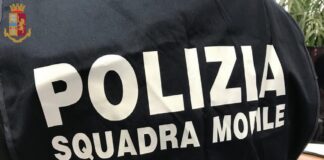 Due truffatori di un’anziana donna sono stati bloccati mentre erano in fuga in autostrada: un copione che si ripete quasi sempre nello stesso modo… questa volta però due di loro, di origini campane di 22 e 20 anni, sono stati arrestati lungo l’Autostrada del Sole, mentre tentavano di rientrare a casa. I due sono stati fermati dagli agenti della V Sezione della Squadra Mobile, impegnati in uno dei numerosi servizi dedicati proprio a contrastare l’odioso fenomeno delle truffe agli anziani