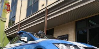 Avrebbe picchiato e maltrattato più volte la propria compagna colpendola con pugni, calci e schiaffi fino a procurarle anche una ferita alla testa con un utensile da cucina