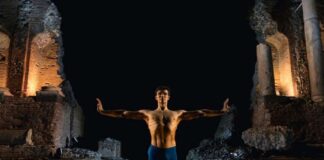 Roberto Bolle torna in Sicilia anche in questa estate 2023 e sceglie la splendida cornice del Teatro Antico di Taormina per esibirsi con i suoi Friends provenienti da tutto il mondo per un programma cui lavora personalmente e che mescola, in maniera unica, classico e contemporaneo, per uno spettacolo che è ormai un cult che attira ogni anno migliaia e migliaia di persone