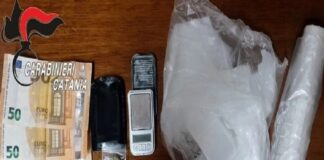I carabinieri del nucleo operativo della compagnia di Catania Fontanarossa…, hanno arrestato in flagranza un 27enne, pregiudicato catanese, per il reato di “detenzione ai fini di spaccio di sostanze stupefacenti”: i militari dell’Arma sono intervenuti nell’ambito di un servizio finalizzato al contrasto dello spaccio di droga
