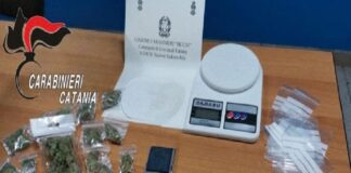 I carabinieri del nucleo radiomobile della hanno arrestato un presunto pusher a Tremestieri Etneo: le manette sono scattate in flagranza per un 20enne incensurato accusato di detenzione di sostanze stupefacenti ai fini di spaccio