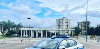 Ieri sera gli #agenti del #Commissariato #Scampia, durante un servizio di contrasto allo spaccio di sostanze stupefacenti, nel transitare in via Giuseppe Fava hanno notato un uomo che, dopo aver prelevato qualcosa da una siepe, l’ha ceduta ad una persona in cambio di una banconota; la stessa si è poi allontanata frettolosamente