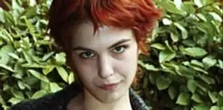 Lutto nel mondo del cinema: la 43enne attrice Monica Carmen Comegna è morta ieri…, all’ospedale Renzetti di Lanciano dove era ricoverata dallo scorso 20 gennaio per una febbre molto alta contratta nel suo ultimo viaggio in treno fatto da Roma a Pescara… una circostanza nella quale pioveva a dirotto e prese molto freddo oltre ad essersi bagnata