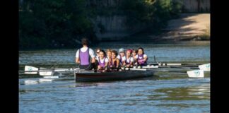 “‘Rosaremo’ è un’associazione sportiva no-profit voluta e fondata da dieci donne che hanno avuto il tumore al seno e che, attraverso il canottaggio, si sono riappropriate della loro vita”