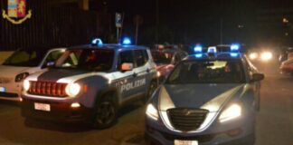 “Puttana ti ammazzo, a domani non ci arrivi”: questo ha urlato un uomo di trentasei anni alla compagna, mentre la spingeva giù dalle scale e la prendeva a calci e pugni… nemmeno l’arrivo dei poliziotti ha fermato la sua furia… mentre gli agenti cercavano di allontanarlo lui continuava a colpirla, prendendo a pugni anche loro